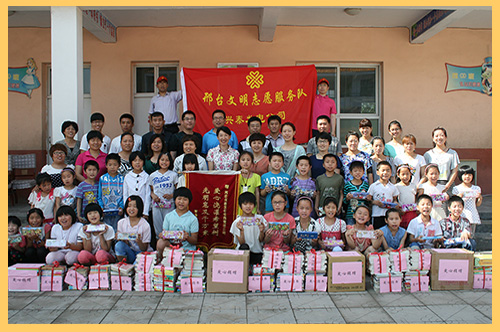2014年6月7日，興泰發(fā)電公司青年志愿者赴平鄉(xiāng)鎮(zhèn)中心小學(xué)開展獻愛心活動，為他們送去500余本愛心書籍.jpg